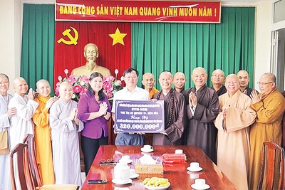 Ban Trị sự Giáo hội Phật giáo thành phố Biên Hòa ủng hộ 320 suất học bổng tặng học sinh có hoàn cảnh khó khăn tỉnh Ðồng Nai. (Ảnh THIỆU MINH) 