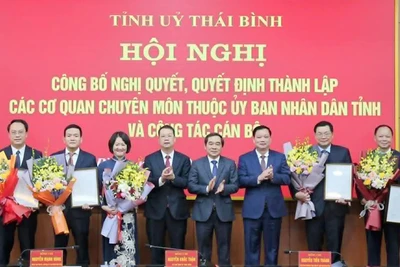 Ðại diện Thường trực Tỉnh ủy Thái Bình trao quyết định và tặng hoa chúc mừng năm giám đốc sở được bổ nhiệm sau hợp nhất, giảm đầu mối. 