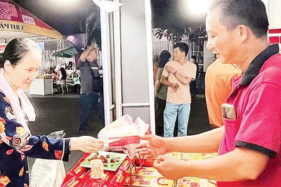 Người tiêu dùng chọn mua thực phẩm giảm giá tại Hội chợ khuyến mãi "Shopping Season" năm 2023. (Ảnh CTV) 