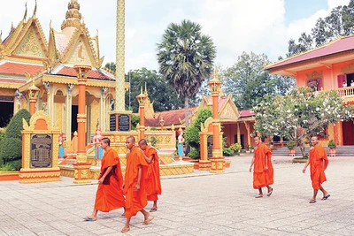 Chùa là nơi sinh hoạt tôn giáo, gắn kết cộng đồng của người Khmer tỉnh Trà Vinh. (Ảnh MINH KHỞI) 
