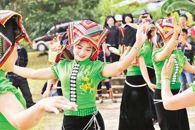 Chiếc khăn piêu không thể thiếu trong các điệu dân vũ.