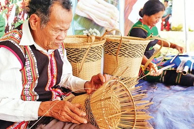 Người Mnông ở huyện Bù Ðăng gìn giữ nghề đan gùi truyền thống của dân tộc mình. 