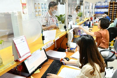 Tiếp nhận đơn đăng ký bảo hộ sở hữu trí tuệ tại Cục Sở hữu trí tuệ. (Ảnh MỸ HÀ) 