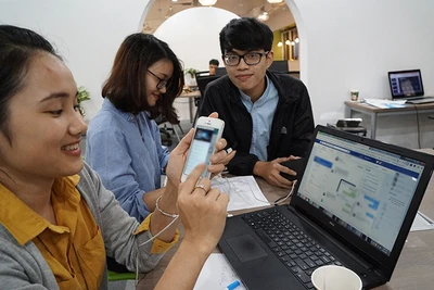 Người tiêu dùng lựa chọn, mua sắm trên các sàn thương mại điện tử. 