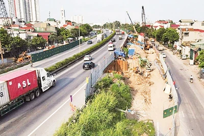 Dự án đường nối cao tốc Pháp Vân-Cầu Giẽ với đường Vành đai 3 đang phải thi công cầm chừng do công tác giải phóng mặt bằng gặp nhiều khó khăn. 