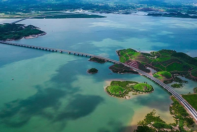 Tuyến đường cao tốc Vân Ðồn-Móng Cái hoàn thành đúng kế hoạch nhờ sự đồng thuận của nhân dân, góp phần mở ra không gian phát triển mới cho địa phương. (Ảnh: NAM ANH) 