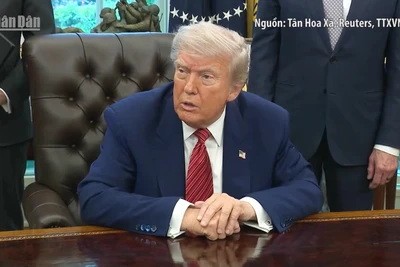 [Video] Ông Donald Trump dọa tăng thuế mạnh với hàng EU và iPhone