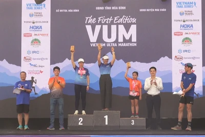 Ban tổ chức trao giải cho các vận động viên.