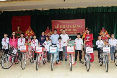 Đại diện các tổ chức trao xe đạp cho các em có hoàn cảnh khó khăn tại Lễ khai giải năm học mới 2023-2024.