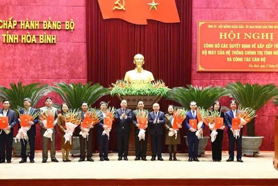 Bí thư Tỉnh ủy Hòa Bình Nguyễn Phi Long (thứ 7 từ trái sang) và Chủ tịch Ủy ban nhân dân tỉnh Bùi Đức Hinh (thứ 5 từ phải sang) tặng hoa các đồng chí lãnh đạo chủ chốt thuộc diện Ban Thường vụ Tỉnh ủy quản lý xin nghỉ hưu trước tuổi.
