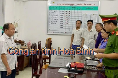 Nguyễn Văn Lâm, Giám đốc chi nhánh Văn phòng đăng ký đất đai huyện Lạc Sơn (trái). (Ảnh: Công an cung cấp).