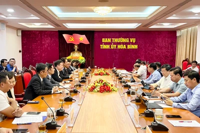 Tập đoàn Meiko (trái) làm việc với Lãnh đạo tỉnh Hòa Bình.