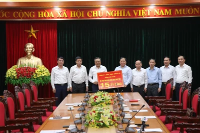 Thành phố Hà Nội hỗ trợ Phong trào thi đua “Xóa nhà tạm, nhà dột nát” của tỉnh Hòa Bình 300 căn nhà có tổng trị giá 15 tỷ đồng.