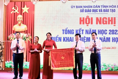 Đồng chí Nguyễn Văn Chương, Phó Chủ tịch Ủy ban nhân dân tỉnh Hòa Bình (thứ 2 từ trái sang) trao cờ thi đua của Thủ tướng Chính phủ cho ngành Giáo dục và Đào tạo tỉnh.