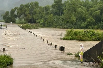 Mưa lũ chia cắt giao thông tại huyện Kim Bôi.