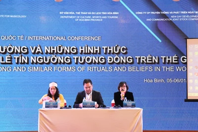 Đại diện Bộ Văn hóa, Thể thao và Du lịch, Viện Âm nhạc Việt Nam cùng Sở Văn hóa, Thể thao và Du lịch tỉnh Hòa Bình chủ trì Hội thảo.