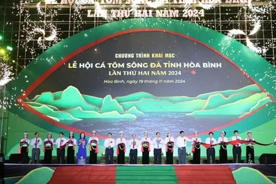 Lãnh đạo tỉnh Hòa Bình cắt băng khai mạc Lễ hội Cá tôm sông Đà lần thứ 2.
