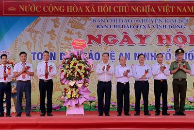 Lãnh đạo tỉnh Hòa Bình tặng hoa chúc mừng lãnh đạo huyện Kim Bôi và xã Vĩnh Đồng tại Ngày hội.