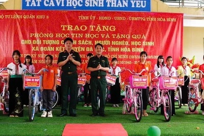 Lãnh đạo Quân khu 3 tặng xe đạp cho các em học sinh có hoàn cảnh khó khăn.