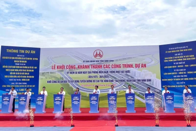 Các đại biểu bấm nút khởi công Dự án đầu tư xây dựng tuyến đường bộ cao tốc Ninh Bình-Hải Phòng, đoạn qua tỉnh Ninh Bình. 