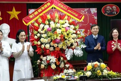 Đồng chí Đoàn Minh Huấn, Ủy viên Trung ương Đảng, Bí thư Tỉnh ủy Ninh Bình thăm và chúc mừng ngành Y tế Ninh Bình nhân dịp kỷ niệm 70 năm ngày Thầy thuốc Việt Nam 27/2. (Ảnh: ĐỨC LAM)