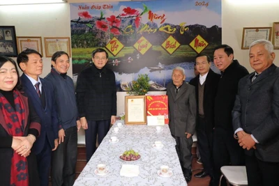 Đồng chí Bí thư Tỉnh ủy Ninh Bình Đoàn Minh Huấn thăm, tặng quà Tết người cao tuổi tại huyện Yên Khánh, tỉnh Ninh Bình. (Ảnh: Minh Quang)