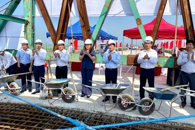 Các đại biểu thực hiện nghi thức hợp long cầu vượt sông Đáy. (Ảnh: YẾN TRINH)