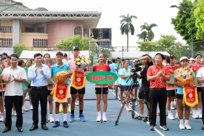 Ban Tổ chức trao hoa và cờ lưu niệm cho các đội tuyển tham gia giải.