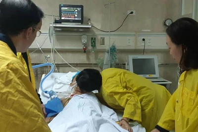 Phút tiễn biệt người thân trước khi ca phẫu thuật ghép tạng diễn ra. (Ảnh: C.Phương)