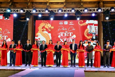 Các đại biểu cắt băng khai mạc Lễ hội Tết xưa và phiên chợ quà tặng du lịch. Ảnh: Yến Trinh