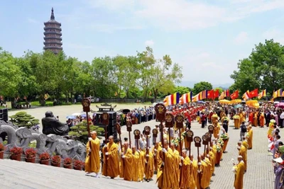 Xá lợi Đức Phật Thích Ca Mâu Ni đã được trang nghiêm cung rước từ chùa Tam Chúc (tỉnh Hà Nam) về chùa Bái Đính (tỉnh Ninh Bình).