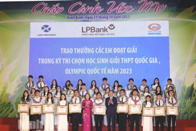 Đồng chí Nguyễn Thị Thanh, Ủy viên Trung ương Đảng, Ủy viên Ủy ban Thường vụ Quốc hội, Trưởng Ban Công tác đại biểu Quốc hội, Phó Trưởng Ban Tổ chức Trung ương, nguyên Bí thư Tỉnh ủy Ninh Bình và đồng chí Đoàn Minh Huân, Ủy viên Trung ương Đảng, Bí thư Tỉnh ủy Ninh Bình trao phần thưởng tại chương trình "Chắp cánh ước mơ" lần thứ 13. (Ảnh: Báo Ninh Bình)