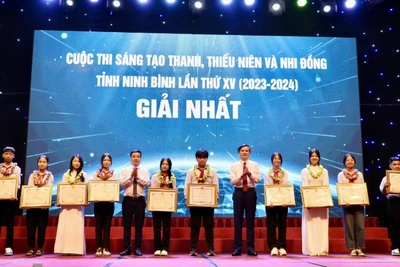 Đồng chí Đoàn Minh Huấn, Bí thư Tỉnh ủy Ninh Bình và Tổng Thư ký Liên hiệp các Hội Khoa học và Kỹ thuật Việt Nam Nguyễn Quang Chiến trao Bằng khen của Ủy ban nhân dân tỉnh và Giấy Chứng nhận của Ban tổ chức cuộc thi cho các tác giả đoạt giải Nhất. 