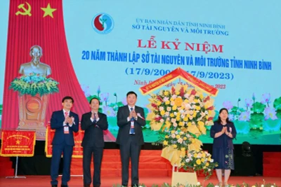 Thứ trưởng Tài Nguyên và Môi trường Nguyễn Thị Phương Hoa trao lẵng hoa chúc mừng Sở Tài nguyên và Môi trường Ninh Bình. (Ảnh: Anh Tuấn)