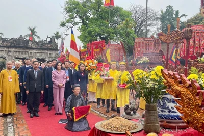 Các đại biểu dâng hương tri ân, tưởng nhớ, kỷ niệm 960 năm ngày sinh Đức Thánh Nguyễn (1065-2025) tại Ninh Bình.