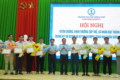 Khen thưởng tập thể và cá nhân có đóng góp cho thành tích của đội tuyển Olympic Toán học sinh viên Trường đại học Đồng Tháp.