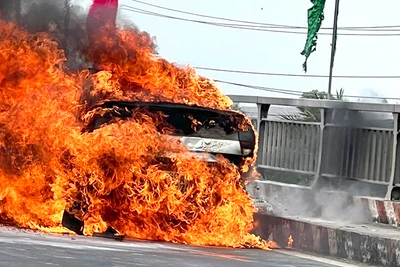 Xe ô-tô đang bốc cháy dữ dội.