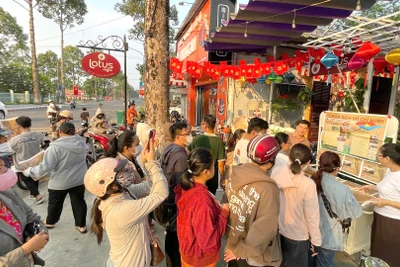 Bạn đọc tại tỉnh Đồng Tháp xếp hàng nhận phụ san tại quán Lotus Coffee. (Ảnh: Bạn đọc cung cấp)
