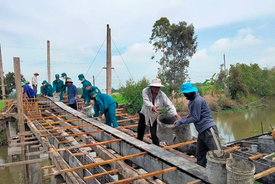 Quân và dân xã Đốc Binh Kiều chung tay xây dựng cầu nông thôn. (Ảnh: HOÀNG KHA)