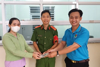 Công an phường 6 và anh Nguyễn Minh Toàn bàn giao lại chiếc ví cho chị Lê Thị Huỳnh Oanh.