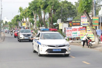 Lực lượng Cảnh sát tham gia diễu hành trên địa bàn thành phố Cao Lãnh. (Ảnh: PHƯỚC THANH)