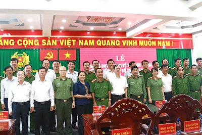 Đại biểu dự lễ chụp ảnh lưu niệm. (Ảnh: TẤN ĐẠT)