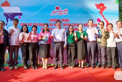 Các đại biểu tham dự lễ vui mừng “Đưa đàn Sếu trở về”. (Ảnh: Ban tổ chức cung cấp)