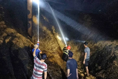 Lực lượng chức năng tích cực chữa cháy. (Ảnh: MINH ĐOÀN)