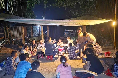 Các đối tượng tham gia đánh bạc ăn thua bằng tiền bị bắt quả tang. (Ảnh: Công an tỉnh Đồng Tháp)