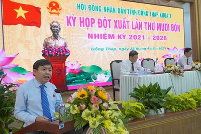 Phó Bí thư Thường trực Tỉnh ủy, Chủ tịch Hội đồng nhân dân tỉnh Đồng Tháp Phan Văn Thắng phát biểu tại kỳ họp. (Ảnh: HỮU NGHĨA)