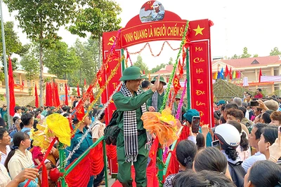 Các tân binh bước qua Cầu vinh quang là người chiến sĩ, với chung quyết tâm hoàn thành xuất sắc nhiệm vụ được giao. (Ảnh: NHƯ ANH)