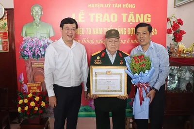 Bí thư Tỉnh ủy Đồng Tháp Lê Quốc Phong trao Huy hiệu Đảng cho đồng chí Hồ Văn Ba; Bí thư Huyện ủy Tân Hồng Nguyễn Minh Ngọc tặng hoa chúc mừng.