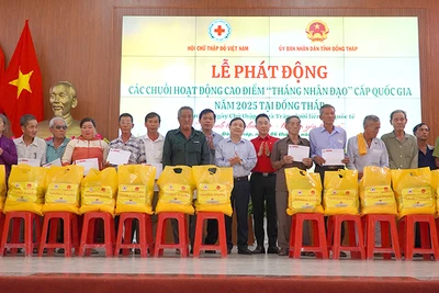 Đại diện 20 hộ gia đình chính sách có hoàn cảnh khó khăn ở huyện Tân Hồng nhận quà với mỗi suất 2 triệu đồng tiền mặt. (Ảnh: HỮU NGHĨA)