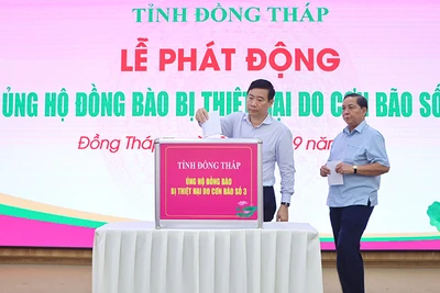 Chủ tịch Ủy ban nhân dân tỉnh Đồng Tháp Phạm Thiện Nghĩa cùng lãnh đạo các sở, ban, ngành tham gia quyên góp ủng hộ đồng bào các địa phương miền bắc tại lễ phát động.